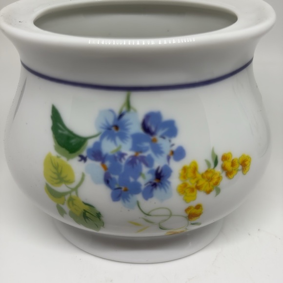 Fine Porcelain Floral Cream and Sugar Set - Picture 5 of 6